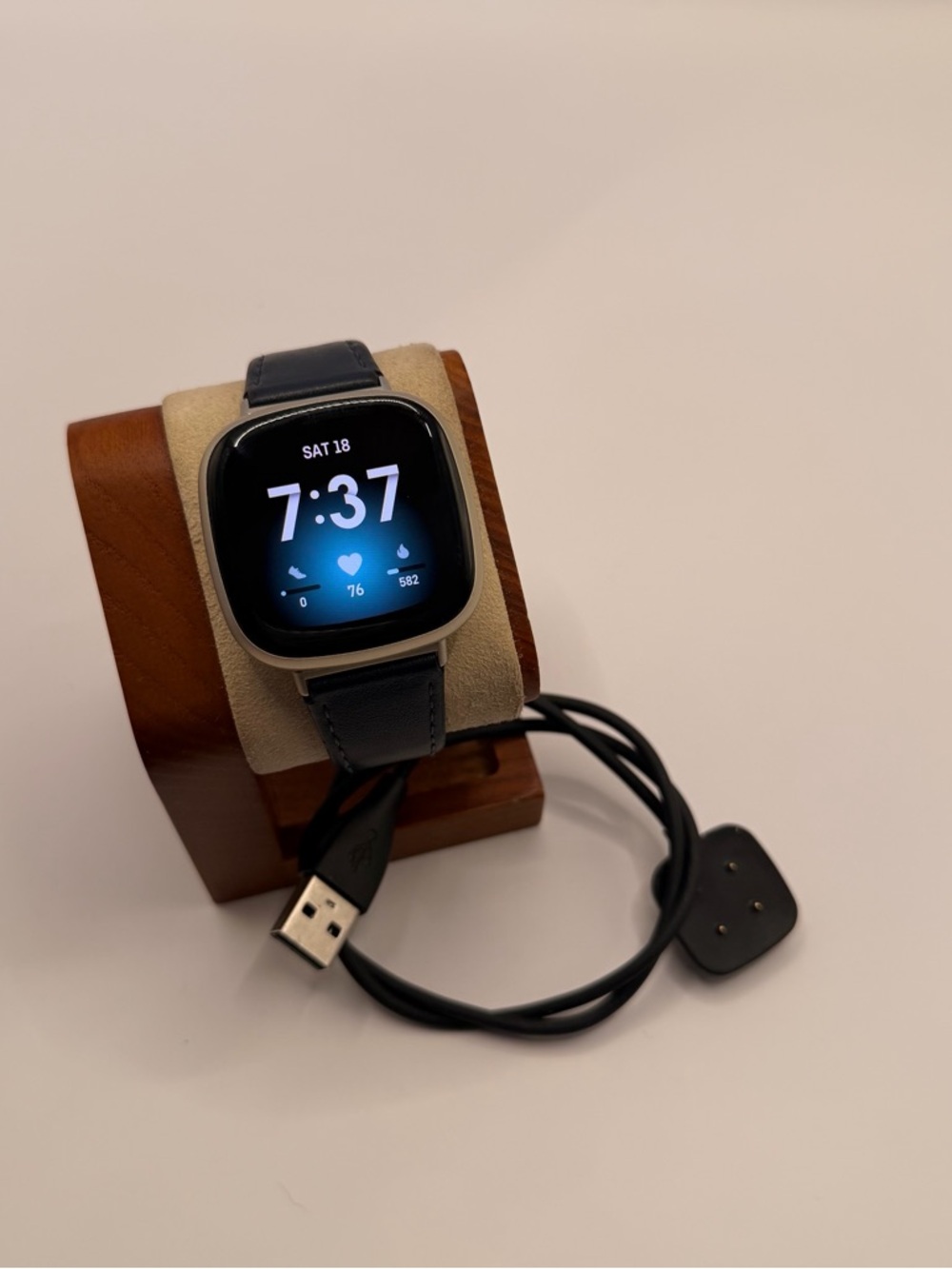 Fitbit Versa 3 (tested, Charger included, gold case, very good)